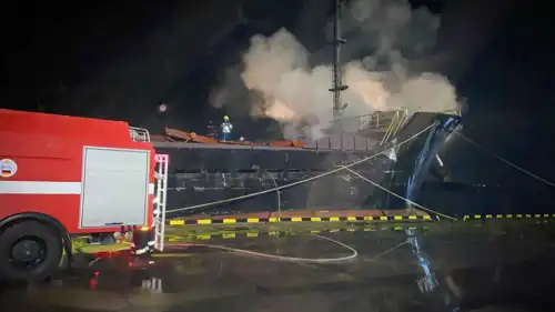 تصاعد الدخان جراء استمرار القتال بين روسيا وأوكرانيا