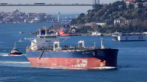 ناقلة نفط روسية تعبر مضيق البسفور