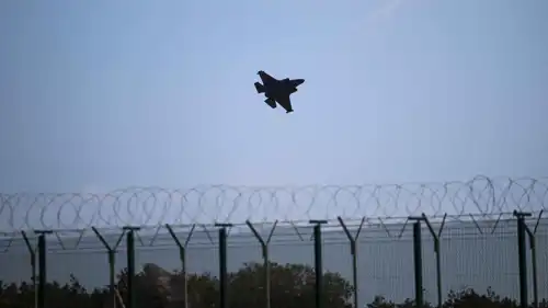 طائرة تغادر قاعدة أكروتيري البريطانية في قبرص