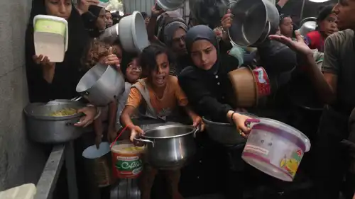 فلسطينيون ينتظرون للحصول على الطعام في غزة