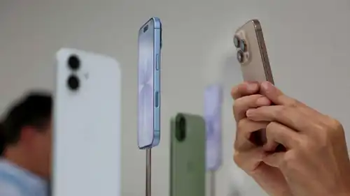 هواتف آيفون في معرض لشركة أبل