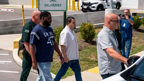 غارسيا (وسط) لحظة إخلاء سبيله