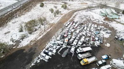 2024 الثلوج تغطي السيارات القديمة في بلدة واردن