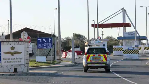 مدخل قاعدة أكروتيري التابعة لسلاح الجو الملكي البريطاني