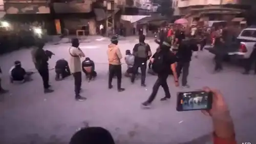 لقطة من فيديو يظهر إعدام متهمين بالتعامل مع إسرائيل