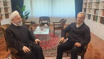 الرئيسان الإيراني الحالي مسعود بزشكيان والسابق حسن روحاني