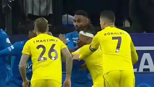 تدخل متعب الحربي على سيماكان في مباراة الهلال والنصر