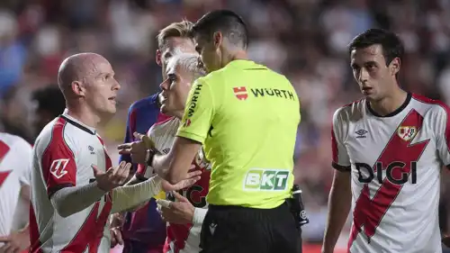 إيزي بالازون مع حكم مباراة برشلونة ورايو فاييكانو