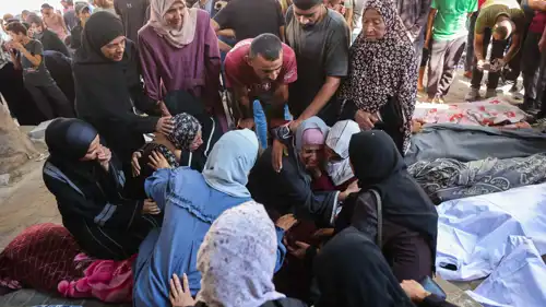 فلسطينيون يشيعون جثمانين قضوا إثر قصف إسرائيلي على غزة