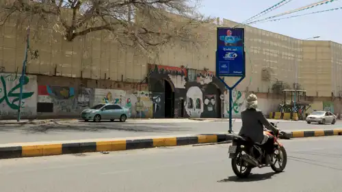 يمني يقود دراجة نارية