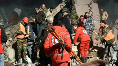 مسعفون في موقع هجوم إسرائيلي سابق على سوريا