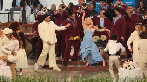 باد باني وليدي غاغا من مسرح السوبربول