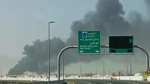 دخان متصاعد إثر قصف إيراني لميناء جبل علي