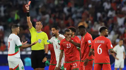 طرد عبدالرزاق حمدالله في مباراة المغرب وعمان