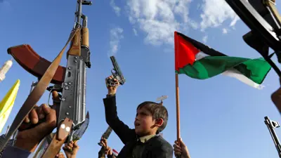 طفل يحمل مسدسا في تجمع لميليشيا الحوثي