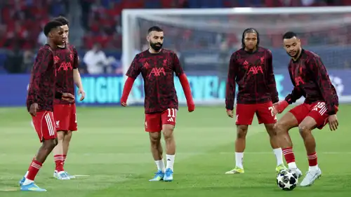 محمد صلاح مع لاعبي ليفربول الإنجليزي