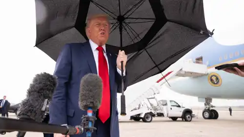 ترامب يتحدث للصحفيين