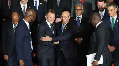 ماكرون وزعماء أفارقة خلال قمة في 2025