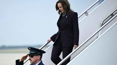  كامالا هاريس تنزل من طائرة الرئاسة عند وصولها إلى قاعدة أندروز في ماريلاند،