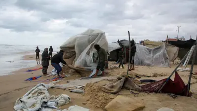 الرياح تحطم خيام النازحين في غزة