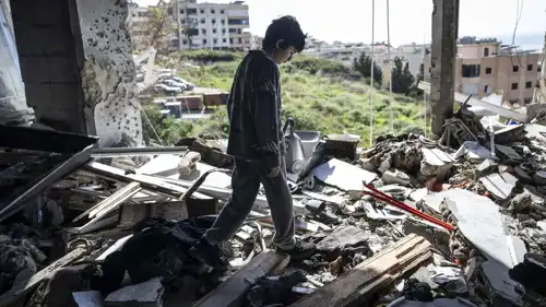 طفل لبناني وسط الأنقاض بعد غارة إسرائيلية على الجنوب