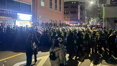 محتجون أمام محكمة منطقة سيول الغربية في سيول