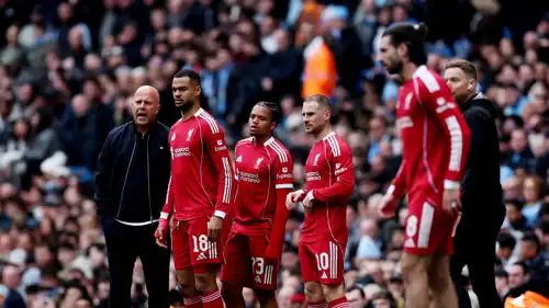 سلوت ولاعبو ليفربول 