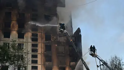 حريق بمبنى سكني إثر قصف روسي على خاركيف