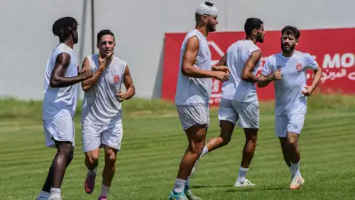 نور الدين القليب (يمين) في أول تدريب مع النجم الساحلي