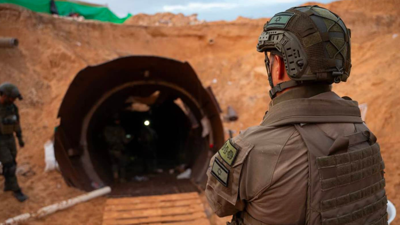 جندي إسرائيلي يقف أمام إحدى أنفاق حركة حماس في غزة