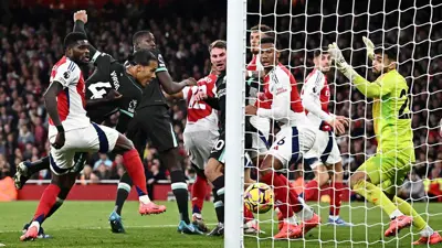 فان دايك خلال مباراة ليفربول وآرسنال