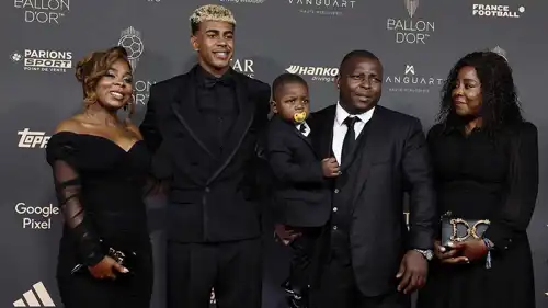 لامين يامال مع عائلته