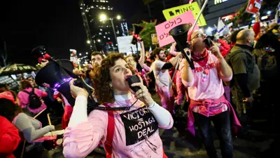 إسرائيليون يطالبون بإتمام صفقة الرهائن