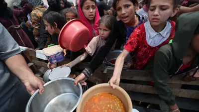 أطفال يتجمعون في غزة للحصول على مساعدات