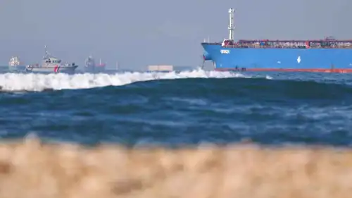 زورق فرنسي يعترض ناقلة يشتبه بأنها من أسطول الظل الروسي