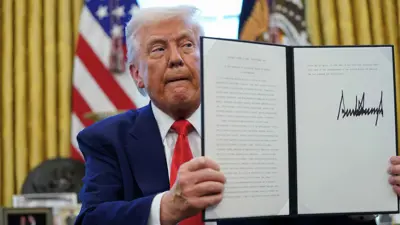 ترامب لحظة توقيع أوامر تنفيذية في البيت الأبيض