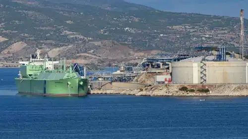 ناقلة الغاز الطبيعي المسال "بي دبليو ماغنوليا"، في محطة ريفيثوسا قرب أثينا، في ميغارا، اليونان