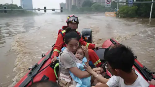 عملية انقاذ جراء الأمطار الغزيرة في بكين 