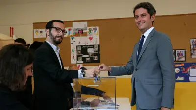 رئيس الوزراء الفرنسي غابرييل أتال خلال مشاركته بالتصويت