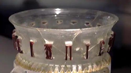 الفنجان الزجاجي 