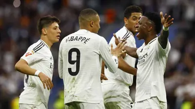 فينيسيوس جونيور مع لاعبي ريال مدريد