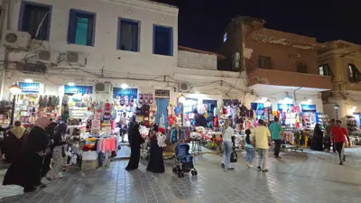 مواطنون ليبيون يتسوقون