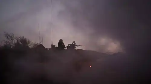 جندي إسرائيلي يستقل دبابة ميركافا على الحدود مع لبنان