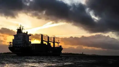 سفينة من أسطول الظل الروسي