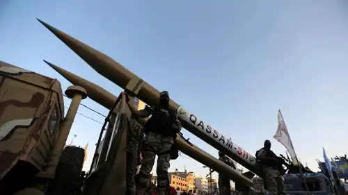 ‪صواريخ القسام خلال استعراض لحركة حماس في غزة