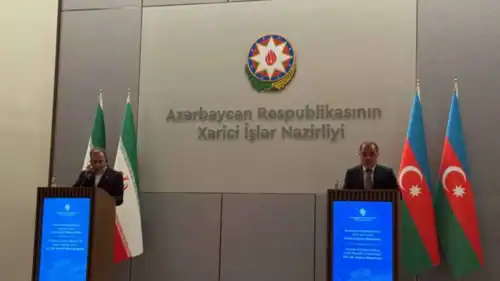 وزير الخارجية الإيراني خلال مؤتمر صحفي مع نظيره الأذربيجاني