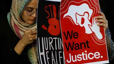 جانب من الاحتجاج على اغتصاب الطبيبة 