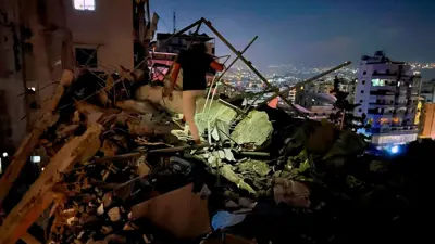 رجل يتفقد مبنى مدمرًا تعرض لغارة جوية إسرائيلية في الضاحية الجنوبية لبيروت، لبنان