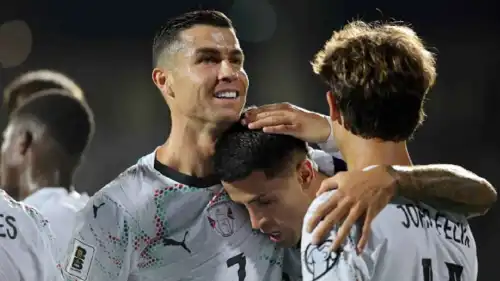 احتفال كريستيانو رونالدو مع لاعبي منتخب البرتغال