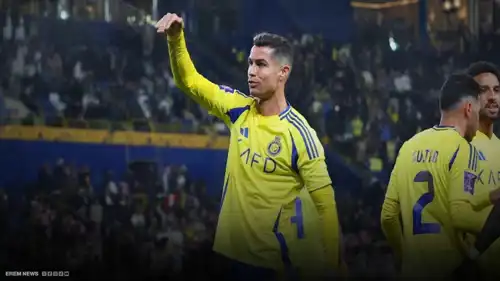 رونالدو يحتفل في الملعب